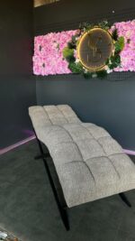 Lehátko Loft čtvercové prošívání, buklé taupe, černá konstrukce - Obrázek 2