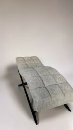 Lehátko Loft čtvercové prošívání, buklé taupe, černá konstrukce