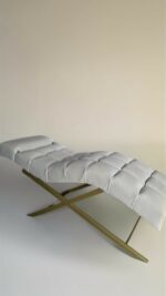 Lehátko Loft s nastavitelnou opěrkou hlavy, čtvercové prošívání, zlatá konstrukce