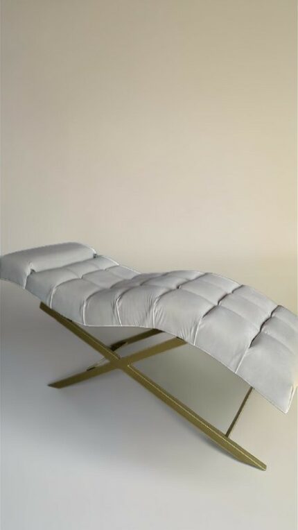 Lehátko Loft s nastavitelnou opěrkou hlavy, čtvercové prošívání, zlatá konstrukce