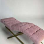 Lehátko Loft na řasy, čtvercové prošívání, zlatá konstrukce, růžová bouclé