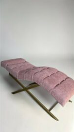 Lehátko Loft na řasy, čtvercové prošívání, zlatá konstrukce, růžová bouclé