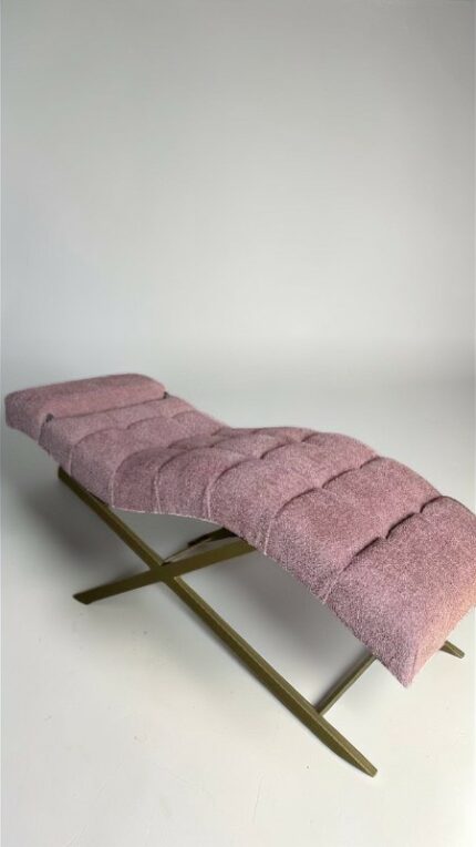 Lehátko Loft na řasy, čtvercové prošívání, zlatá konstrukce, růžová bouclé