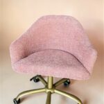 Židle Classic na kolečkách, zlatá konstrukce, růžová bouclé