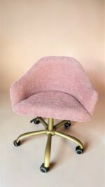 Židle Classic na kolečkách, zlatá konstrukce, růžová bouclé