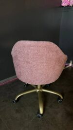 Židle Classic na kolečkách, zlatá konstrukce, růžová bouclé - Obrázek 5