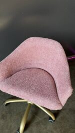 Židle Classic na kolečkách, zlatá konstrukce, růžová bouclé - Obrázek 3