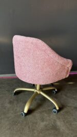 Židle Classic na kolečkách, zlatá konstrukce, růžová bouclé - Obrázek 4