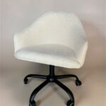 Židle Classic na kolečkách, černá konstrukce, bílá bouclé