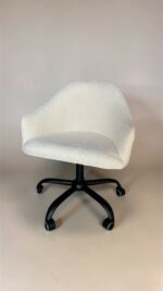 Židle Classic na kolečkách, černá konstrukce, bílá bouclé