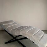 Lehátko Loft pro salony krásy, podélné prošívání, černá konstrukce, šedý velur