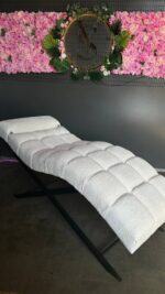 Kosmetické lehátko Loft s nastavitelným opěradlem, bílé bouclé, černé nohy - Obrázek 2