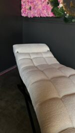 Kosmetické lehátko Loft s nastavitelným opěradlem, bílé bouclé, černé nohy - Obrázek 3