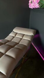 Kosmetické lehátko Loft na řasy, nastavitelná opěrka hlavy, zlatá konstrukce, béžový samet - Obrázek 5