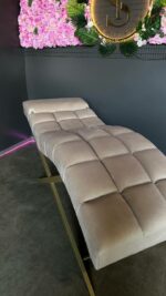 Kosmetické lehátko Loft na řasy, nastavitelná opěrka hlavy, zlatá konstrukce, béžový samet - Obrázek 2