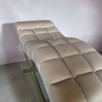 Kosmetické lehátko Loft na řasy, nastavitelná opěrka hlavy, zlatá konstrukce, béžový samet