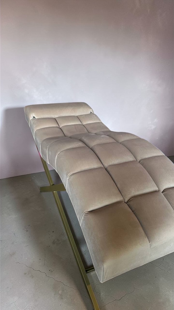 5339531839955210847 — копия Kosmetické lehátko Loft na řasy, nastavitelná opěrka hlavy, zlatá konstrukce, béžový samet - Obrázek 1