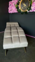 Kosmetické lehátko Loft na řasy, nastavitelná opěrka hlavy, zlatá konstrukce, béžový samet - Obrázek 3