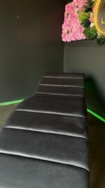 Koupit kosmetické lehátko Loft černá konstrukce šedý velur | Lehátko na řasy a kosmetiku - Obrázek 5