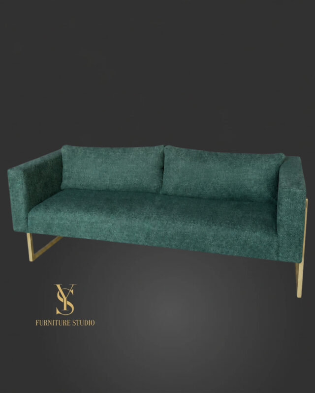 Designová pohovka Lounge v zelené látce s kovovými zlatými nohami a dvěma polštáři