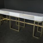 Manikérský stůl Art Lux Double – bílý mramor, teddy čalounění, zlatá konstrukce