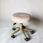 Stolička na kolečkách zlatá béžový velur | Taburet pro salon