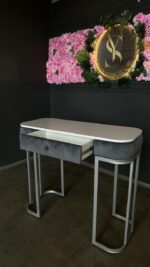 Stůl Art Lux Plus šedý velur stříbrné nohy – kosmetický stolek se zásuvkou - Obrázek 6