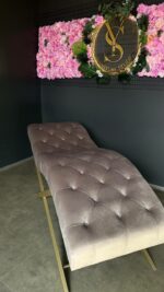 Anatomické lehátko Loft Chesterfield – kosmetické lehátko pro lash studio, zlatá podnož - Obrázek 3