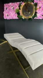 Lehátko Loft pro prodlužování řas, podélné prošití, zlaté nohy, světle béžový velur - Obrázek 3