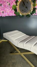 Lehátko Loft pro prodlužování řas, podélné prošití, zlaté nohy, světle béžový velur - Obrázek 5