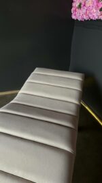 Lehátko Loft pro prodlužování řas, podélné prošití, zlaté nohy, světle béžový velur - Obrázek 6