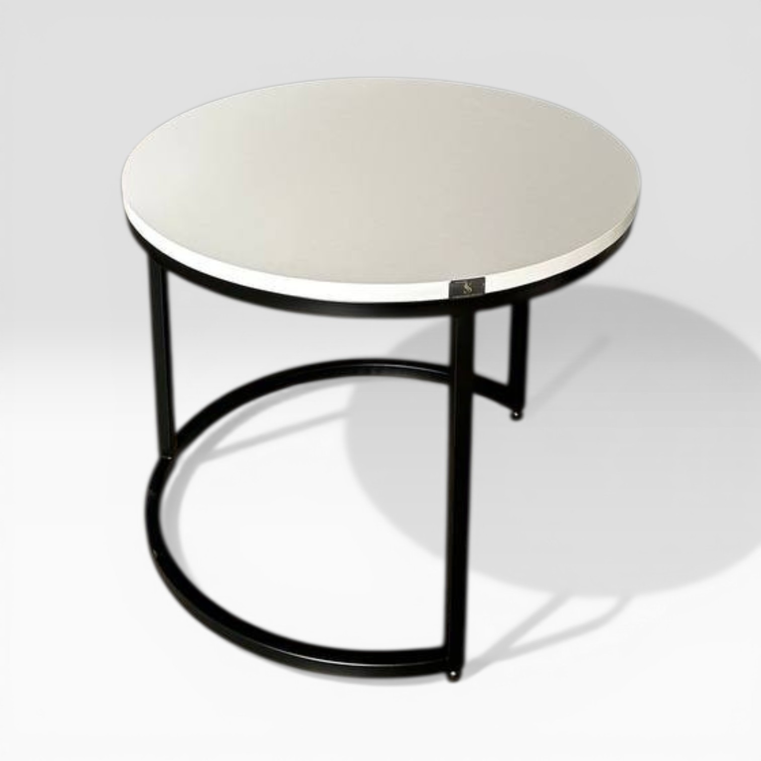 studioshot_square_cyclo Konferenční stolek loft kulatý bílý s černou konstrukcí | Moderní stolek - Obrázek 1