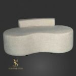 Designová pohovka organického tvaru v látce bouclé Alpaca 12 ve světlém odstínu. Moderní pohovka do kosmetického salonu, čekárny nebo recepce.