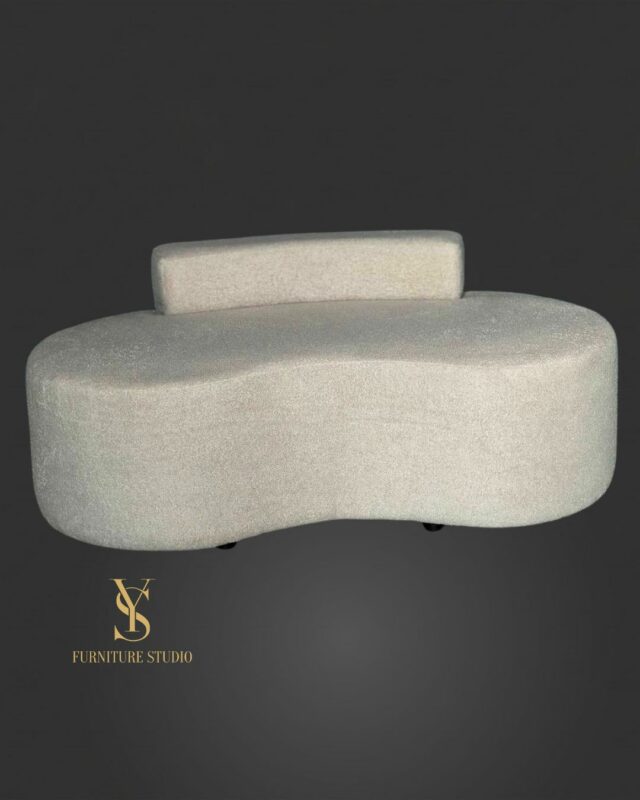 Designová pohovka organického tvaru v látce bouclé Alpaca 12 ve světlém odstínu. Moderní pohovka do kosmetického salonu, čekárny nebo recepce.