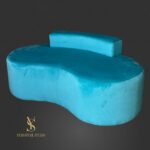 Designová pohovka organického tvaru v tyrkysovém veluru. Moderní pohovka do kosmetického salonu, lounge zóny nebo recepce.