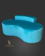 Designová pohovka organického tvaru v tyrkysovém veluru. Moderní pohovka do kosmetického salonu, lounge zóny nebo recepce.