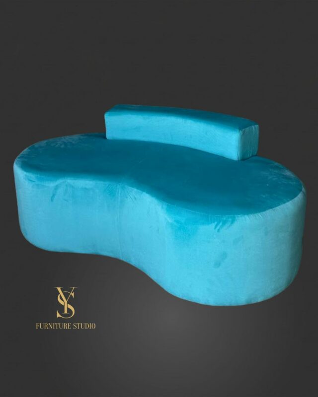 Designová pohovka organického tvaru v tyrkysovém veluru. Moderní pohovka do kosmetického salonu, lounge zóny nebo recepce.