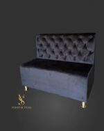 Čalouněná pohovka s Chesterfield prošíváním v černém veluru a zlatými nožkami. Kompaktní pohovka do kosmetického salonu, recepce nebo čekárny.