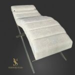 Kosmetické lehátko Lounge Bouclé ve světlé bouclé látce na kovové křížové konstrukci. Moderní lehátko pro kosmetický salon, lash studio a kosmetické procedury.