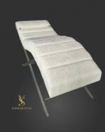 Kosmetické lehátko Lounge Bouclé ve světlé bouclé látce na kovové křížové konstrukci. Moderní lehátko pro kosmetický salon, lash studio a kosmetické procedury.