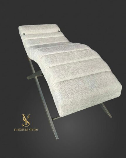 Kosmetické lehátko Lounge Bouclé ve světlé bouclé látce na kovové křížové konstrukci. Moderní lehátko pro kosmetický salon, lash studio a kosmetické procedury.
