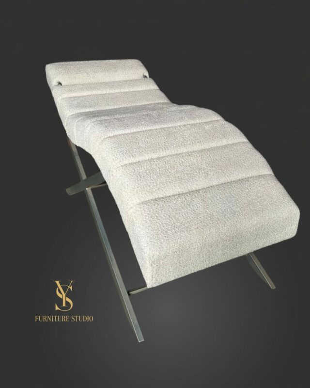 Kosmetické lehátko Lounge Bouclé ve světlé bouclé látce na kovové křížové konstrukci. Moderní lehátko pro kosmetický salon, lash studio a kosmetické procedury.