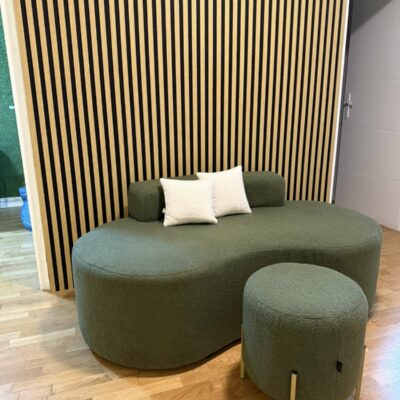 Čekací zóna kosmetického salonu s pohovkou a taburetem od YS Furniture