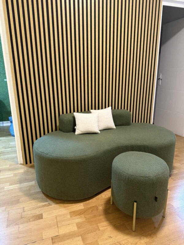 Čekací zóna kosmetického salonu s pohovkou a taburetem od YS Furniture
