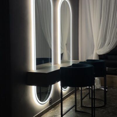 Křeslo Brow Bar od YS Furniture pro make-up studio a úpravu obočí