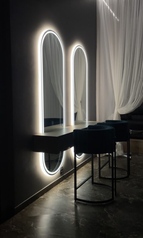 Křeslo Brow Bar od YS Furniture pro make-up studio a úpravu obočí