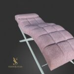 Lehátko Loft pro prodlužování řas s čtvercovým prošíváním, růžová bouclé látka, bílá kovová podnož, ergonomický tvar pro maximální pohodlí klientky