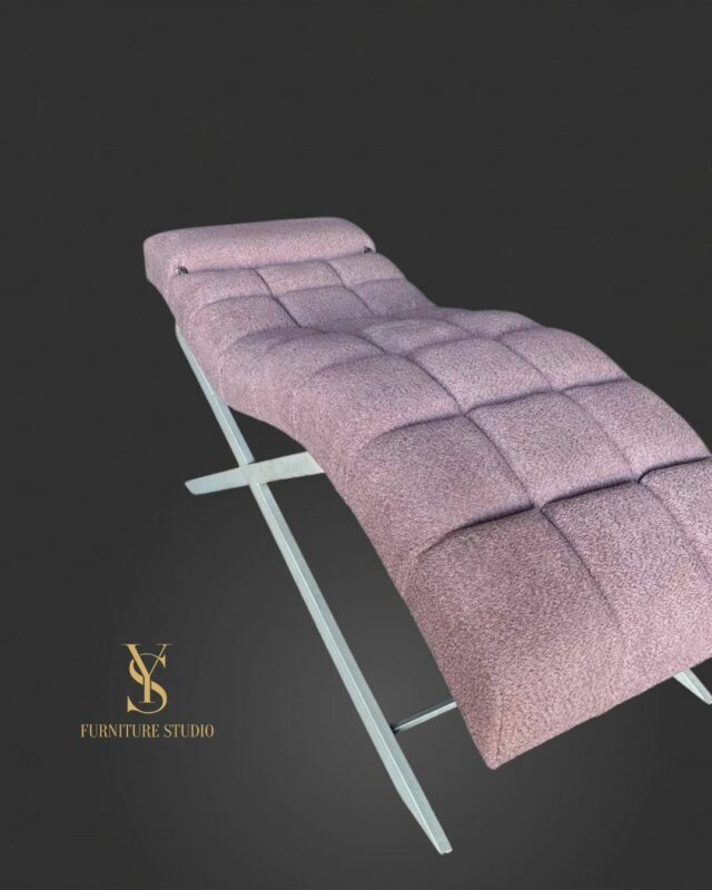 Lehátko Loft pro prodlužování řas s čtvercovým prošíváním, růžová bouclé látka, bílá kovová podnož, ergonomický tvar pro maximální pohodlí klientky