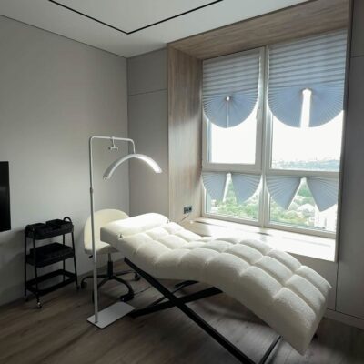 Lehátko na prodlužování řas Loft od YS Furniture v moderním kosmetickém studiu