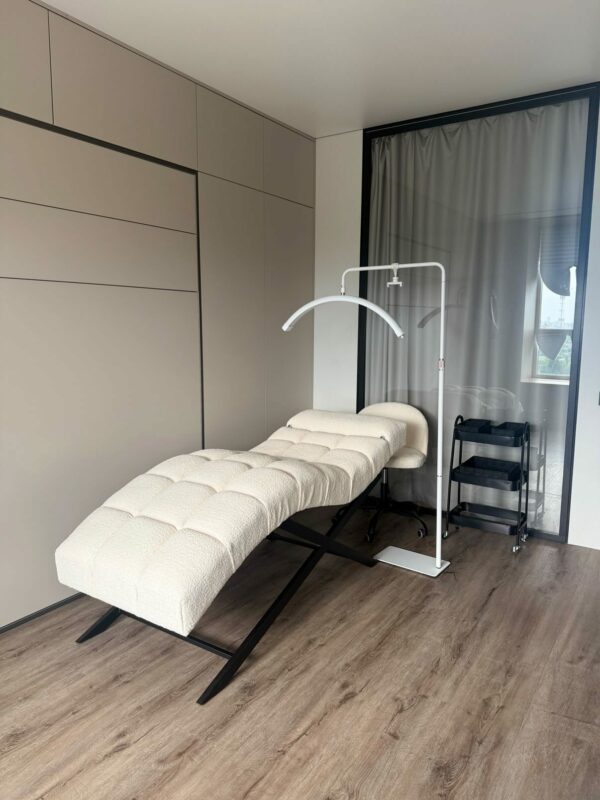 Lehátko na prodlužování řas Loft v kosmetickém studiu s panoramatickými okny